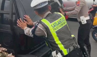 OPS-Ketupat-Semeru-2024-Polisi-Bantu-Kendaraan-Pemudik-Mogok-di-Kota-Kediri